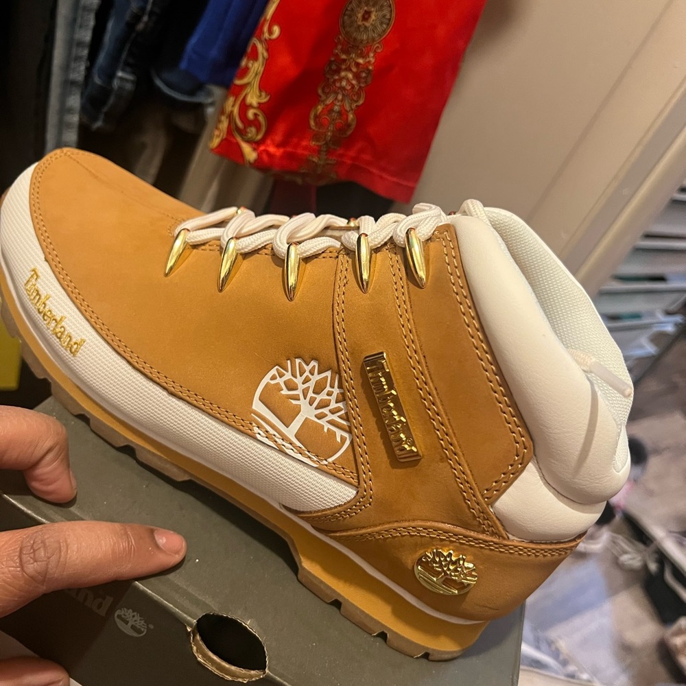 Wheat women’s timberlands never worn